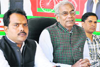 State president of the Samajwadi Party SN Sachan addresses mediapersons in Dehradun on Wednesday. Tribune photo: Abhyudaya Kotnala