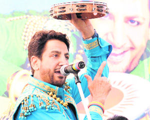 Renowned Punjabi singer Gurdas Mann performs at Kisan Mela in Jalandhar on Friday.