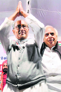 Congress leaders Digvijay Singh and Kapil Sibal at a rally in Bhopal. 