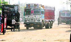 Dust flying in Jahajgarh and the transport area in Amritsar presents a hazy picture, causes health hazards and disrupts vision