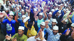 Supporters of AAP during the Come out and be an aam aadmi  jeet ki goonj concert ahead of the Delhi Assembly elections at Jantar Mantar in New Delhi on Saturday.