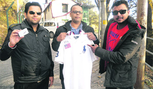 Fans from Jalandhar show a t-shirt with the autograph of Sachin Tendulkar in Mussoorie on Saturday. 