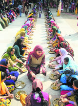 Devotees partake of langar on the martyrdom day of Guru Tegh Bahadur at the Khalsa College for Women in Ludhiana.