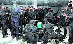 NSG commandos prepare for mock drill at the Elante mall in Industrial Area, Chandigarh, on Tuesday. Tribune photo: Parvesh Chauhan 