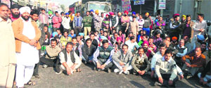 Shopkeepers block traffic on Samrala Road, Khanna, on Wednesday. 