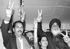 Punjab CM Prakash Singh Badal, BJPs Sushma Swaraj and SAD (Badal) candidate from Hari Nagar Shyam Sharma (L) during an election rally in Delhi on Wednesday