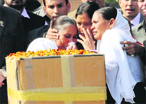 Family members of Sarabjit Singh break down as they receive his belongings at the Wagah border on Thursday; and (below right) his widow Sukhpreet Kaur; and (left) sister Dalbir Kaur.