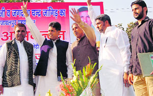 Congress leader Manish Tewari (2L) at a rally in Sajawalpur on Friday. Photo: Raj Sadosh
