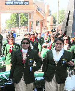 The Pakistan womens team crosses over into India at the Attari-Wagah border on Saturday.