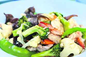 An early and light dinner consisting of vegetable soup, salads, sauted vegetables, etc. can help achieve weight loss