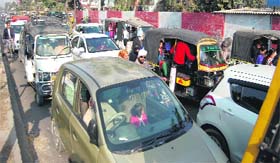 Huge traffic at SSSS Chowk in Amritsar on Monday