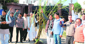 Sugarcane farmers protest in front of Uttarakhand Assembly in Dehradun on Monday.