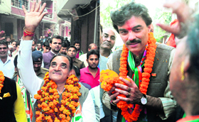 Congress candidate Virender Kasana (L) and BJPs Ajay Malhotra make last-ditch efforts to woo voters 