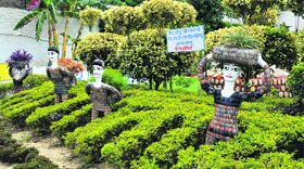 Sculptors prepared by Nek Chand at Shri Geeta Mandir on Pakhowal Road.