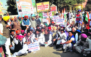Congress leaders and workers stage a demonstration in Muktsar on Tuesday. A Tribune photograph