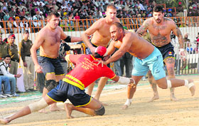 A Spain stopper tries to get hold of an Indian raider on Tuesday.
