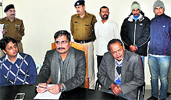 Dehradun SSP Kewal Khurana (centre) with the three accused who demanded ransom from a shopkeeper in Dehradun on Thursday