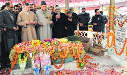 Union Minister for Renewable Energy Farooq Abdullah along with son and Chief Minister Omar Abdullah pays tributes to NC founder Sheikh Mohammad Abdullah on Thursday. Tribune photo