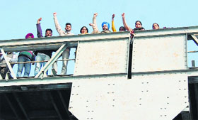 Unemployed ETT teachers protesting in Harike on Thursday. They allege that the Punjab Government has not fulfilled its promise to give them jobs.