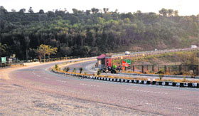 The Jammu-Srinagar national highway has no basic amenities for travellers.