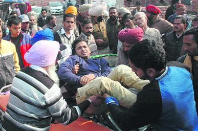Raghubir Singh, who was arrested with narcotic substances, jumped from the second floor of the district courts after his bail plea was rejected. He injured himself badly in Amritsar on Monday.