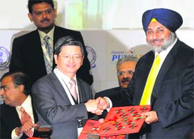 John H. Lin (left), vice-chairman, CTCI Corp, Taiwan, and Deputy CM Sukhbir Badal after signing a pact
