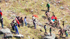 Rescue workers retrieve the bodies of the accident victims at Munisiyari in Pithoragarh on Tuesday