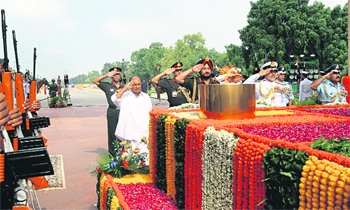 Defence Minister AK Antony and the service chiefs paying homage at the Amar Jawan Jyoti. There is a crucial need to ensure jointness and to evolve a closely integrated defence plan with a long term perspective
