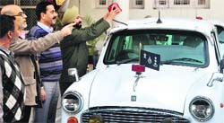 A policeman removes a red beacon from the DGPs vehicle at the police headquarters in Jammu on Wednesday. Tribune Photo: Anand Sharma
