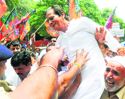Former union minister Harmohan Dhawan and his supporters during a protest in Chandigarh. 
