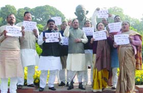 Janata Dal (U) president Sharad Yadav (C) with the party members shout slogans during their protest against the UPSC chairman, demanding a change in the new pattern of the examination, at Parliament in New Delhi on Thursday