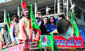 BJP MLA Swami Yatishwaranand, along with womens cell district president Sanjana Sharma, mobilises support for partys prime ministerial candidate Narendra Modis December 15 rally, in Haridwar on Thursday.