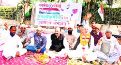 Sita Ram Gupta on an indefinite fast in support of Anna Hazare in Sirsa on Friday. A Tribune photograph