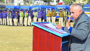 Kangra SSP Balbir Thakur briefs police personnel ahead of Vidhan Sabha session at Tapovan on Friday.