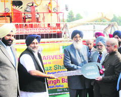 Deputy CM Sukhbir Badal presents the key to a combine harvester to Pakistan Punjab CM Shahbaz Sharif at PAU, Ludhiana, on Saturday. Chief Minister Parkash SIngh Badal and Cabinet Minister Bikram Majithia are also seen.