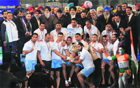 The Indian kabaddi team with Punjab CM Parkash Singh Badal, Pakistan Punjabs CM Shahbaz Sharif (on Badals left) and Deputy CM Sukhbir Singh Badal in Ludhiana on Saturday.