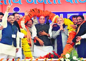 BJP President Rajnath Singh and Gujarat Chief Minister Narendra Modi at the Shankhnad rally at Parade Ground in Dehradun on Sunday