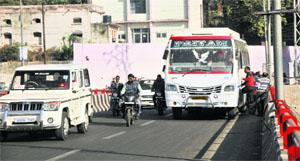 Flouting court orders, buses still halt on flyovers, causing traffic jams and accidents. 