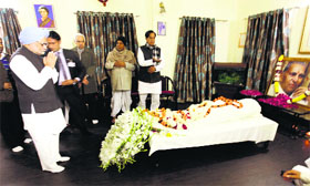 Prime Minister Manmohan Singh pays tribute to Union Labour and Employment Minister Sis Ram Ola who died on Sunday, in New Delhi.