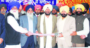 Dubai-based businessman and philanthropist SP Singh Oberoi (centre) being honoured at Gurdwara Sukhmani Sahib, Dugri, 