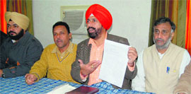 Raj Kanwal Preet Pal Singh Lucky (second from right), Leader of the Opposition in the MC House, addresses mediapersons in Amritsar on Tuesday.