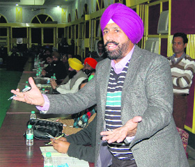 Rajkanwal Preet Pal SIngh Lucky, leader of the opposition in the MC House, bycotted the General House meeting in Amritsar on Wednesday. 