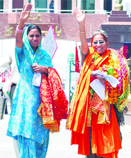 Sukhpreet Kaur (left) and Dalbir Kaur, wife and sister, of Sarabjit, wave at Attari-Wagah Joint Check Post on April 23. 