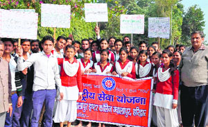 National Service Scheme volunteers from Jwalapur Intermediate College hold an awareness drive under the Sparsh Ganga Abhiyan at the Ganga ghat at Ranipur in Haridwar on Tuesday. 
