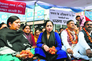 Panipat Deputy Mayor Seema Pahwa (left) and councillors who have extended their support to the ongoing dharna of the Karnal Mayor and MC councillors in Karnal on Thursday. 