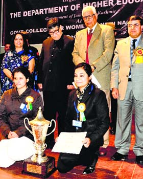Governor NN Vohra presents the Silver Rolling Trophy to the winning team at the 4th Annual Inter-State (Northern Zone) Declamation Contest in Jammu