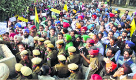 Police personnel stop protesting teachers in Ludhiana.