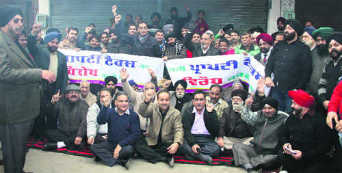 Traders raise slogans against the government in Jalandhar on Friday.