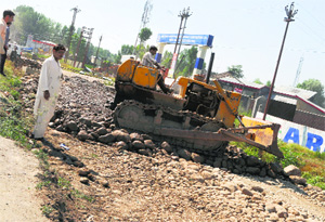 Beacon workers on the Srinagar-Muzaffarabad national highway on Friday. 