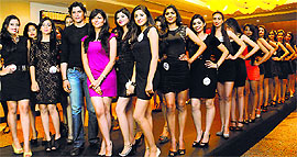 Vanya Mishra (in pink) & Sunny Gill with the contestants